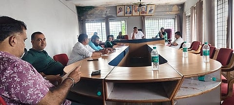 ಗೋಣಿಕೊಪ್ಪ ಗ್ರಾಮ ಪಂಚಾಯಿತಿಯ ಆಡಳಿತಾವಧಿಯ ಕೊನೆಯ ಸಾಮಾನ್ಯ ಸಭೆಯಲ್ಲಿ ಪ್ರಮೋದ್ ಗಣಪತಿ, ಮಂಜುಳಾ, ತಿಮ್ಮಯ್ಯ ಇತರರಿದ್ದರು.