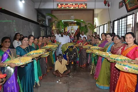 ಹಳೇ ಹುಬ್ಬಳ್ಳಿ ಅರವಿಂದನಗರ (Cow Worship) ಮಾತೆ ಶ್ರೀ ಹುಲಿಗೆಮ್ಮಾದೇವಿ ದೇವಸ್ಥಾನದಲ್ಲಿ ಲೋಕ ಕಲ್ಯಾಣಾರ್ಥವಾಗಿ ಗೋಮಾತೆ ಪೂಜೆ ಮತು ಮುತ್ತೈದೆಯರಿಂದ ಬಾಗಿನ ಅರ್ಪಣೆ ನಡೆಯಿತು.
