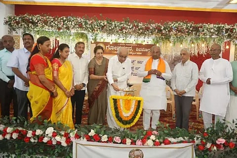 ಶಿವಮೊಗ್ಗದ ಗೋವರ್ಧನ ಟ್ರಸ್ಟ್‌ನ ಅಂಬುಲೆನ್ಸ್ ಸಮರ್ಪಣೆ, ಸಾವಯವ ಕೃಷಿಕರ ಟ್ರಸ್ಟ್ ಉದ್ಘಾಟನೆಯನ್ನು ಸುರೇಂದ್ರ ಕುಮಾರ್ ನೆರವೇರಿಸಿದರು. ಕೆ.ಎಸ್.ಈಶ್ವರಪ್ಪ, ಕೆ.ಇ.ಕಾಂತೇಶ್, ಉಮೇಶ್ ಆರಾಧ್ಯ, ಕೆ.ಸಿ.ನಟರಾಜ ಭಾಗವತ್, ಉಮಾಪತಿ ಇದ್ದರು.