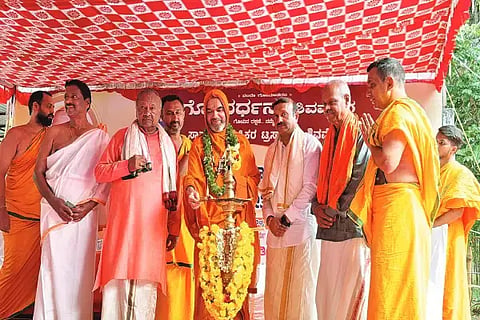 ಶಿವಮೊಗ್ಗ ತಾಲೂಕಿನ ಅಬ್ಬಲಗೆರೆ ಸಮೀಪ ವಿಶ್ವಬಂಧು ಗೋಶಾಲೆ ಹಾಗೂ ಸಾವಯವ ಕೃಷಿ ತರಬೇತಿ ಶಿಬಿರವನ್ನು ಶ್ರೀ ರಾಘವೇಶ್ವರ ಭಾರತೀ ಸ್ವಾಮೀಜಿ ಉದ್ಘಾಟಿಸಿದರು. ಕೆ.ಎಸ್.ಈಶ್ವರಪ್ಪ, ಕೆ.ಇ.ಕಾಂತೇಶ್, ಉಮೇಶ್ ಆರಾಧ್ಯ ಇದ್ದರು.