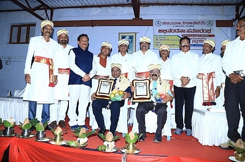 ವಿರಾಜಪೇಟೆ ಗೌಡ ಸಮಾಜಕ್ಕೆ ಭೂಮಿಯನ್ನು ದಾನವಾಗಿ ನೀಡಿದ ಡಾ.ಚಿದಾನಂದ ಗೌಡರು ಮತ್ತು ಡಾ.ರೇಣುಕಾ ಪ್ರಸಾದ್ ಅವರಿಗೆ ಅಭಿನಂದನಾ ಸಲ್ಲಿಸಲಾಯಿತು.