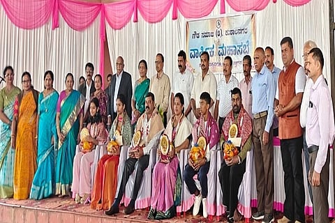 ಕುಶಾಲನಗರ ಗೌಡ ಸಮಾಜದ ವಾರ್ಷಿಕ ಮಹಾಸಭೆಯಲ್ಲಿ ಸಮುದಾಯದ ವಿವಿಧ ಕ್ಷೇತ್ರಗಳ ಸಾಧಕರನ್ನು ಸನ್ಮಾನಿಸಲಾಯಿತು. ಚಿಲ್ಲನ ಗಣಿಪ್ರಸಾದ್, ಆನಂದ್ ಕರಂದ್ಲಾಜೆ, ಪೇರಿಯನ ಉದಯ್ ಕುಮಾರ್ ಮತ್ತಿತರರು ಇದ್ದರು.