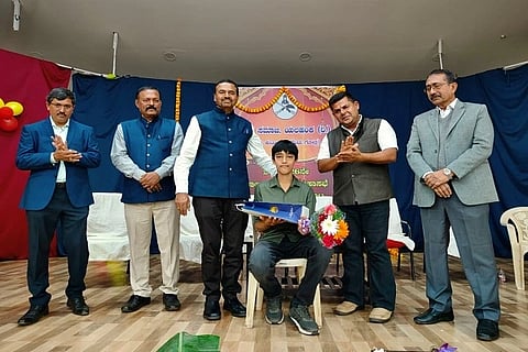 ಬೆಂಗಳೂರು ಯಲಹಂಕ ಗೌಡ ಸಮಾಜದ 2025-26ನೇ ಸಾಲಿನ ವಾರ್ಷಿಕ ಮಹಾಸಭೆ ಹಾಗೂ ಸಂತೋಷಕೂಟ ಸಮಾರಂಭಲ್ಲಿ ಸಮಾಜದ ಸಾಧಕರನ್ನು ಗೌರವಿಸಲಾಯಿತು. ಕುಂಞಳಿಯನ ಅಜೀತ್ ಕುಮಾರ್, ಆನಂದ ಕರಂದ್ಲಾಜೆ, ನಂಗಾರು ನಿಂಗರಾಜು, ಕೋಟೇರ ವೇಣುಗೋಪಾಲ್, ಅಚ್ಚಲ್ಪಾಡಿ ಲಕ್ಷಕುಮಾರ್, ಕಲ್ಲುಮುಟ್ಟು ನಿತ್ಯಾನಂದ, ಕನ್ನಡ್ಕ ವಿಜಯಲಕ್ಷ್ಮಿ ಜಯರಾಮ್ ಮತ್ತಿತರರು ಇದ್ದರು.