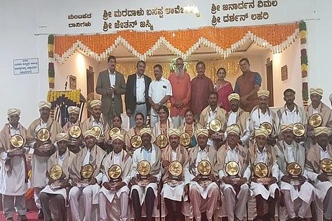 ಕುಶಾಲನಗರ ತಾಲೂಕು ಚೆಟ್ಟಳ್ಳಿಯ ಚೇರಳ ಗೌಡ ಸಮಾಜದ ನೂತನ ಸಮುದಾಯ ಭವನದ ಉದ್ಘಾಟನಾ ಸಮಾರಂಭದಲ್ಲಿ ಸಮುದಾಯ ಭವನ ನಿರ್ಮಾಣಕ್ಕೆ ಶ್ರಮಿಸಿದರವರನ್ನು ಸನ್ಮಾನಿಸಲಾಯಿತು. ಡಾ. ಮಂತರ್ ಗೌಡ, ಎಂ.ಪಿ. ಅಪ್ಪಚ್ಚು ರಂಜನ್, ಕೆ.ಜಿ. ಬೋಪಯ್ಯ, ಬಲ್ಲಾರಂಡ ಮಣಿ ಉತ್ತಪ್ಪ, ಆನಂದ ಕರಂದ್ಲಾಜೆ ಮತ್ತಿತರರು ಇದ್ದರು.