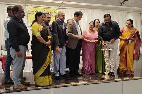 ಕೊಡಗು ಗೌಡ ನಿವೃತ್ತ ನೌಕರರ ಸಂಘದ ವತಿಯಿಂದ ಏರ್ಪಡಿಸಿದ್ದ ಗೌಡ ಸಮುದಾಯದ ವಧು ವರರ ಸಮಾವೇಶವನ್ನು ಮೈಸೂರು ಗೌಡ ಸಮಾಜದ ಅಧ್ಯಕ್ಷ ಕೊಂಬಾರನ ಬಸಪ್ಪ ಉದ್ಘಾಟಿಸಿದರು. ಮೂಟೇರ ಪುಷ್ಪಾವತಿ, ಚೊಕ್ಕಾಡಿರ ಅಪ್ಪಯ್ಯ, ದಂಬೆಕೋಡಿ ಆನಂದ, ಅಂಬೇಕಲ್ ನವೀನ್ ಮತ್ತಿತರರು ಇದ್ದರು.