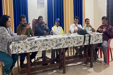 ಕೊಡಗು ಗೌಡ ಸಮಾಜದಲ್ಲಿರುವ ಕೊಡಗು ಯುವ ವೇದಿಕೆ ಕಚೇರಿ ಸಭಾಂಗಣದಲ್ಲಿ ಯುವ ವೇದಿಕೆ ಸಭೆ ನಡೆಯಿತು. ಕೆದಂಬಾಡಿ ಕಾಂಚನ, ಪುದಿಯನೆರವನ ರಿಷಿತ್ ಮಾದಯ್ಯ, ಎಡಿಕೇರಿ ಪ್ರಸನ್ನ, ನವೀನ್ ದೇರಳ ಮತ್ತಿತರರು ಇದ್ದರು.