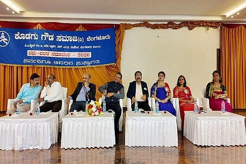 ಬೆಂಗಳೂರು ಕೊಡಗು ಗೌಡ ಸಮಾಜದ ವತಿಯಿಂದ ನಡೆದ ವಧು-ವರರ ಸಮಾವೇಶದ ಉದ್ಘಾಟನಾ ಕಾರ್ಯಕ್ರಮದಲ್ಲಿ ಗಣ್ಯರು ಪಾಲ್ಗೊಂಡಿದ್ದರು. ನಂಗಾರು ನಿಂಗರಾಜು, ನಿವೃತ್ತ ವಿಂಗ್ ಕಮಾಂಡರ್ ಅಯ್ಯೆಟ್ಟಿ ಮನೋಜ್ ಕುಮಾರ್, ಆಶಾ ಕಾಚಿಲಂಡ, ಕವಿತಾ ಕಡ್ಯದ, ತರುಣ್ ಕೂಡಕಂಡಿ ಮತ್ತಿತರರು ಇದ್ದರು.