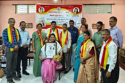 ಮಡಿಕೇರಿ ಪತ್ರಿಕಾಭವನದಲ್ಲಿ ನಡೆದ ಕಾರ್ಯಕ್ರಮದಲ್ಲಿ ಸಾಹಿತಿ ಕೃಪಾ ದೇವರಾಜ್ ಅವರಿಗೆ ಕೊಡಗಿನ ಗೌರಮ್ಮ ದತ್ತಿ ಪ್ರಶಸ್ತಿ ಪ್ರದಾನ ಮಾಡಲಾಯಿತು. ಎಸ್.ಜಿ. ಉಮೇಶ್, ಸುಬ್ರಾಯ ಸಂಪಾಜೆ, ರಜನಿ, ಕೇಶವ ಕಾಮತ್, ಟಿ.ಪಿ. ರಮೇಶ್, ರವಿಕುಮಾರ್, ರೇವತಿ ರಮೇಶ್, ಸಂಪತ್ ಕುಮಾರ್ ಮತ್ತಿತರರು ಇದ್ದರು.