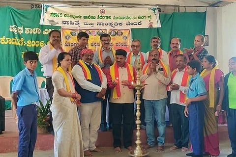 ಶಿರಂಗಾಲ ಸರ್ಕಾರಿ ಪದವಿ ಪೂರ್ವ ಕಾಲೇಜಿನಲ್ಲಿ ನಡೆದ ಮುಲ್ಲೇಂಗಡ ಬೇಬಿ ಚೋಂದಮ್ಮ ವಾರ್ಷಿಕ ದತ್ತಿ ಉಪನ್ಯಾಸ ಕಾರ್ಯಕ್ರಮವನ್ನು ಪ್ರಾಂಶುಪಾಲ ಪಿ. ಸೋಮಚಂದ್ರ ಉದ್ಘಾಟಿಸಿದರು. ಬಿ.ಆರ್. ಸತ್ಯನಾರಾಯಣ, ಟಿ.ಜಿ. ಪ್ರೇಮಕುಮಾರ್, ಎಂ.ಎನ್. ಮೂರ್ತಿ, ಮುಲ್ಲೇಂಗಡ ಮಧೋಶ್ ಪೂವಯ್ಯ, ಶೈಲಜಾ ಮನು ಅಚ್ಚಮ್ಮಯ್ಯ ಮತ್ತಿತರರು ಇದ್ದರು.