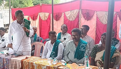 ಗುಂಡ್ಲುಪೇಟೆ ತಾಲೂಕಿನ ಆಲತ್ತೂರಿನಲ್ಲಿ ನಡೆದ ರೈತ ಸಂಘಟನೆ ಗ್ರಾಮ ಘಟಕ ಉದ್ಘಾಟನಾ ಸಮಾರಂಭದಲ್ಲಿ ಬಡಗಲಪುರ ನಾಗೇಂದ್ರ ಮಾತನಾಡಿದರು. ಸಿದ್ದರಾಜು, ಯಶವಂತ್, ಮಹದೇವಪ್ಪ ಇತರರು ಇದ್ದರು.