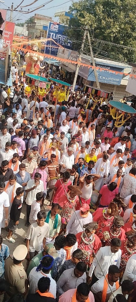   ಗುಂಡ್ಲುಪೇಟೆಯಲ್ಲಿ ಶನಿವಾರ ವಿವಿಧ ಹಿಂದುಪರ ಸಂಘಟನೆಗಳು ಹಾಗೂ ಹನುಮ ಭಕ್ತರು ಆಯೋಜಿಸಿದ್ದ ಹನುಮದ್ ವ್ರತ ಮೆರವಣಿಗೆಯಲ್ಲಿ ಸಾವಿರಾರು ಭಕ್ತರು ಭಾಗವಹಿಸಿ ಗಮನಸೆಳೆದರು. 