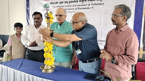 ಗ್ರಾಹಕ ಜಾಗೃತಿ ಕಾರ್ಯಕ್ರಮವನ್ನು ವಿ.ಕೆ.ಸೋಮಶೇಖರ್ ಅವರು ಉದ್ಘಾಟಿಸಿದರು. ಕೆ.ಮುರುಳೀಧರ, ಚಿದಾನಂದ, ಶರತ್ ಇತರರಿದ್ದರು.