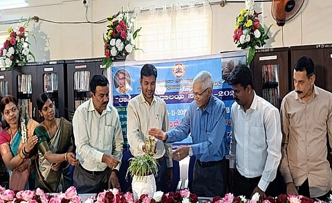 ರಾಷ್ಟ್ರೀಯ ಗ್ರಂಥಾಲಯ ಸಪ್ತಾಹದ ಸಮಾರೋಪ ಸಮಾರಂಭವನ್ನು  ಜಿ.ಪಂ.ಸಿಇಒ ಆನಂದ ಪ್ರಕಾಶ್ ಮೀನಾ ಉದ್ಘಾಟಿಸಿದರು. ಕೆ.ಪಿ.ಬಾಲಸುಬ್ರಹ್ಮಣ್ಯ ಕಂಜರ್ಪಣೆ, ಬಸವರಾಜು, ಡಾ.ದೀಕ್ಷಿತಾ ವರ್ಕಾಡಿ ಇತರರಿದ್ದರು.