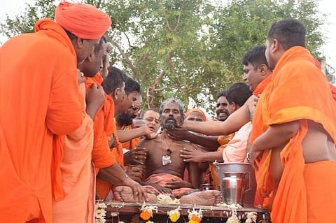 ಗದಗ ತಾಲೂಕಿನ ಅಂತೂರ-ಬೆಂತೂರ ಗ್ರಾಮದ ಶ್ರೀ ಜಗದ್ಗುರು ಬೂದೀಶ್ವರ ಸಂಸ್ಥಾನ ಮಠದಲ್ಲಿ ಲೋಕ ಕಲ್ಯಾಣಕ್ಕಾಗಿ ಹಮ್ಮಿಕೊಳ್ಳಲಾಗಿದ್ದ ಐತಿಹಾಸಿಕ ಶಿವಯೋಗ ಸಮಾಧಿಯಿಂದ grave ಹೊರಬಂದ ಡಾ. ರಾಚೋಟೇಶ್ವರ ಶಿವಾಚಾರ್ಯ ಸ್ವಾಮಿಗಳು.