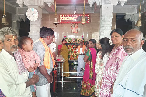 ಗೊರೇಬಾಳ ಕ್ಯಾಂಪ್‌ನ ವೀರಾಂಜನೇಯ ದೇವಸ್ಥಾನದಲ್ಲಿ ವಿಶೇಷ ಪೂಜೆ ಸಲ್ಲಿಸಲಾಯಿತು. ಅರ್ಚಕ ಮಲ್ಲಯ್ಯಸ್ವಾಮಿ ಹಾಗೂ ಭಕ್ತರು ಇದ್ದರು.