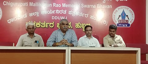 run for nature ಗ್ರೀನ್​ ಕರ್ನಾಟಕ ಅಸೋಸಿಯೇಶನ್​​ ಅಧ್ಯಕ್ಷ ಚನ್ನು ಹೊಸಮನಿ, ಗಂಗಾಧರ ಗುಜಮಾಗಡಿ, ಮೇಘರಾಜ ಕೆರೂರ, ರಾಜು ಗೊಂಬಿ ಸುದ್ದಿಗೋಷ್ಠಿಯಲ್ಲಿ ಮಾಹಿತಿ ನೀಡಿದರು.