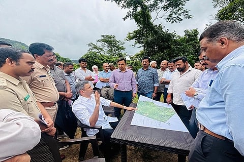 ವಿರಾಜಪೇಟೆ ತಾಲೂಕು ವಿ.ಬಾಡಗ ಪಂಚಾಯಿತಿ ವ್ಯಾಪ್ತಿಯಲ್ಲಿ ನಿರ್ಮಾಣಗೊಳ್ಳುತ್ತಿರುವ ವಿವಿಧ ಕ್ರೀಡೆಗಳ ತರಬೇತಿ ಕೇಂದ್ರದ ವೀಕ್ಷಣೆ ಸಂದರ್ಭ ಅಧಿಕಾರಿಗಳ ಜತೆ ಶಾಸಕ ಎ.ಎಸ್. ಪೊನ್ನಣ್ಣ ಚರ್ಚೆ ನಡೆಸಿದ ದೃಶ್ಯ. ಜಿಲ್ಲಾಧಿಕಾರಿ ವೆಂಕಟ್ ರಾಜಾ, ಡಿಸಿಎಫ್ ನೆಹರು, ತಹಸೀಲ್ದಾರ್ ಪ್ರವೀಣ್ ಮತ್ತಿತರರು ಇದ್ದರು.
