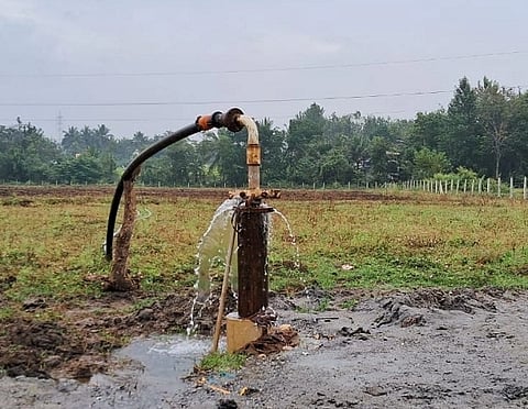 ಅಂತರ್ಜಲ ಸಮೃದ್ಧಿ ಆಗಿರುವ ಕಡೆಗಳಲ್ಲಿ ಭೂಮಿಯಿಂದ ಅದಾಗಿಯೇ ಹೊರಚೆಲ್ಲುವ ನೀರು. ಮಳೆಗಾಲದಲ್ಲಿ ಕುಶಾಲನಗರ ಸಮೀಪ ಕಂಡು ಬಂದ ದೃಶ್ಯ ಇದು