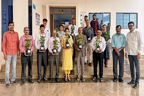 ಡಾ.ಕೆ.ಎಫ್. ಕಮ್ಮಾರ ಸೇರಿ ಹಲವು ವೈದ್ಯರಿಗೆ grow green ಗ್ರೋ ಗ್ರೀನ್ ಪೆಡಲರ್ಸ್ ಅಧ್ಯಕ್ಷರಾದ ಬಾಲಚಂದ್ರ ಡಂಗನವರ ಸಸಿ ನೀಡಿದರು.