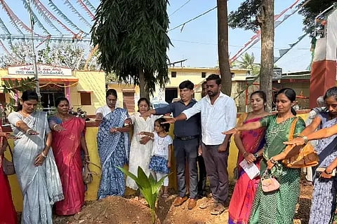 ಕಲಘಟಗಿ ತಾಲೂಕಿನ ಹಿರೇಹೊನ್ನಿಹಳ್ಳಿ ಗ್ರಾಪಂ ಆವರಣದಲ್ಲಿ ರಾಜ್ಯ ಸರ್ಕಾರಿ ಮಹಿಳೆಯರ ನೌಕರರ ಸಂಘದಿಂದ ದಿ.ಸಾಲುಮರದ ತಿಮ್ಮಕ್ಕನವರ ಹೆಸರಿನಲ್ಲಿ growing plants ಸಸಿ ನೆಟ್ಟು ಶ್ರದ್ಧಾಂಜಲಿ ಅರ್ಪಿಸಲಾಯಿತು. 