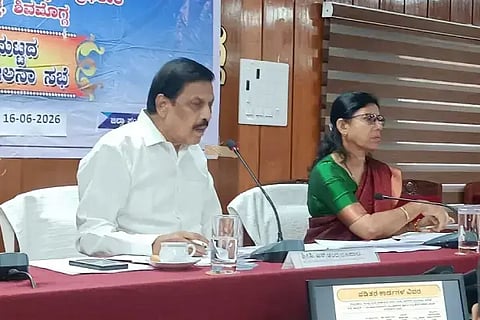  ಗ್ಯಾರಂಟಿ ಯೋಜನೆಗಳ ಅನುಷ್ಠಾನ ಪ್ರಾಧಿಕಾರದ ಜಿಲ್ಲಾಧ್ಯಕ್ಷ ಸಿ.ಎಚ್.ಚಂದ್ರಭೂಪಾಲ ಪ್ರಗತಿ ಪರಿಶೀಲನೆ ನಡೆಸಿದರು. ಸುಜಾತಾ ಸಭೆಯಲ್ಲಿ ಉಪಸ್ಥಿತರಿದ್ದರು.