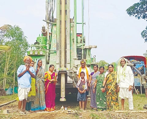 ಕಲಘಟಗಿ ತಾಲೂಕಿನ ಸುರಶೆಟ್ಟಿಕೊಪ್ಪ ಗ್ರಾಮದಲ್ಲಿ ಗೃಹಲಕ್ಷ್ಮಿ ಹಣದಲ್ಲಿ ಹೊಲದಲ್ಲಿ ಬೋರ್‌ವೆಲ್ ಕೊರೆಯಿಸಿದ ಈರವ್ವ ಹಾಗೂ ಕುಟುಂಬ.
