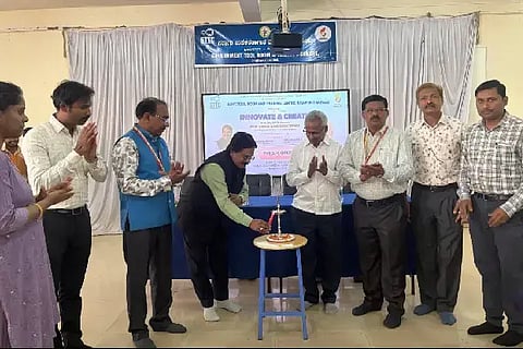 ಧಾರವಾಡ ರಾಯಾಪುರ (Tool Design)  ಸರ್ಕಾರಿ ಉಪಕರಣಾಗಾರ ಮತ್ತು ತರಬೇತಿ ಕೇಂದ್ರದಲ್ಲಿ ಮಂಗಳವಾರ ಆಯೋಜಿಸಿದ್ದ ಟೂಲ್ ಡಿಸೈನ್ ಮತ್ತು ಉತ್ಪಾದನೆ ಕುರಿತ ಕಾರ್ಯಾಗಾರವನ್ನು ನರೇಂದ್ರ ಕುಲಕರ್ಣಿ ಉದ್ಘಾಟಿಸಿದರು. ಸುಭಾಷ ಅರ್ಕಸಾಲಿ, ಶಿವಾನಂದ ಕುಂಬಾರ, ಬಸವರಾಜ ಬಿ. ಇತರರು ಇದ್ದರು.