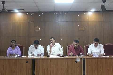  ಗ್ಯಾರಂಟಿ ಯೋಜನೆ ಅನುಷ್ಠಾನ ಪ್ರಾಧಿಕಾರ ಸಮಿತಿ ಸಭೆಯಲ್ಲಿ ಧರ್ಮಜ ಉತ್ತಪ್ಪ ಮಾತನಾಡಿದರು. ಶರೀ ಗಿರೀಶ್, ಕೆ.ಸಿ.ಭೀಮಯ್ಯ, ಪಂಕಜ ಇತರರಿದ್ದರು.