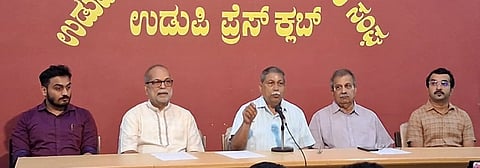  ನಗರಸಭೆ ಮಾಜಿ ಅಧ್ಯಕ್ಷ ಗುಜ್ಜಾಡಿ ಪ್ರಭಾಕರ್​ ನಾಯಕ್​ ಸುದ್ದಿಗೋಷ್ಠಿಯಲ್ಲಿ ಮಾತನಾಡಿದರು. 