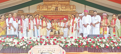  ಮೂಳೂರು- ಅಡ್ಡೂರು ಜೋಡುಕರೆ ಕಂಬಳವನ್ನು ಕಟೀಲಿನ ಆನುವಂಶಿಕ ಅರ್ಚಕ ಅನಂತ ಪದ್ಮನಾಭ ಆಸ್ರಣ್ಣ ಉದ್ಘಾಟಿಸಿದರು. ಪ್ರಮುಖರಾದ ಅಜಿತ್ ಕುವಾರ್ ರೈ ವಾಲಾಡಿ, ವರ್ಧವಾನ ದುರ್ಗಾಪ್ರಸಾದ ಶೆಟ್ಟಿ, ಇನಾಯತ್ ಅಲಿ ಮೊದಲಾದವರಿದ್ದರು.    