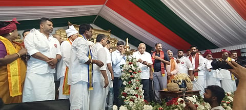  ಮೂಳೂರು-ಅಡ್ಡೂರು ಜೋಡುಕರೆ ‘ಗುರುಪುರ ಕಂಬಳ’ ಸಭಾ ಕಾರ್ಯಕ್ರಮವನ್ನು ಡಿ.ಕೆ.ಸುರೇಶ್ ಉದ್ಘಾಟಿಸಿ ಮಾತನಾಡಿದರು. ಪ್ರಮುಖರಾದ ಯು.ಟಿ.ಖಾದರ್, ವಿನಯ ಕುಮಾರ್ ಸೊರಕೆ, ಅಭಯಚಂದ್ರ ಜೈನ್ ಮತ್ತಿತರರಿದ್ದರು.