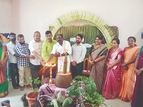  ಕುಪ್ಪೆಪದವು ಕಲ್ಲಾಡಿಯ ದ.ಕ. ಜಿಪಂ ಹಿರಿಯ ಪ್ರಾಥಮಿಕ ಶಾಲೆಯಲ್ಲಿ ಆಯೋಜಿಸಲಾದ ‘ಆಟಿದ ಐಸಿರ’ ಕಾರ್ಯಕ್ರಮವನ್ನು ಎಸ್‌ಡಿಎಂಸಿ ಅಧ್ಯಕ್ಷ ಸದಾಶಿವ ಕಟ್ಟೆಮಾರ್ ಉದ್ಘಾಟಿಸಿದರು. ಶಿಕ್ಷಣ ಇಲಾಖೆ ಸಿಆರ್‌ಪಿ ಸವಿತಾ, ಹಳೇ ವಿದ್ಯಾರ್ಥಿ ಆಲಿಯಬ್ಬ, ಧರ್ಮಸ್ಥಳ ಗ್ರಾಮಾಭಿವೃದ್ಧಿ ಯೋಜನೆ ಮೇಲ್ವಿಚಾರಕಿ ನೇತ್ರಾವತಿ, ಕೆಪಿಸಿಸಿ ಕಾರ್ಯದರ್ಶಿ ಪೃಥ್ವಿರಾಜ್ ಆರ್.ಕೆ. ಮತ್ತಿತರರು ಇದ್ದರು.