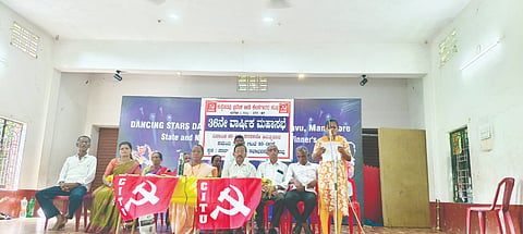  ಕುಪ್ಪೆಪದವು ಪ್ರದೇಶ ಬೀಡಿ ಕೆಲಸಗಾರರ ಸಂಘದ 36ನೇ ವಾರ್ಷಿಕ ಮಹಾಸಭೆ ನಡೆಯಿತು. ಬೀಡಿ ಕಾರ್ಮಿಕರ ಫೆಡರೇಶನ್ ಪ್ರಧಾನ ಕಾರ್ಯದರ್ಶಿ ಜೆ.ಬಾಲಕೃಷ್ಣ ಶೆಟ್ಟಿ, ಸಂಘದ ಕಾರ್ಯದರ್ಶಿ ವಸಂತಿ ಕುಪ್ಪೆಪದವು, ಕೋಶಾಧಿಕಾರಿ ಕುಸುಮಾ ಮೊದಲಾದವರಿದ್ದರು.  