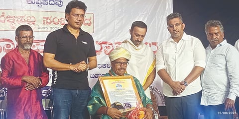 ಕುಪ್ಪೆಪದವು ಆಟೋ ರಿಕ್ಷಾ ಚಾಲಕರ ಸಂಘದ ಬೆಳ್ಳಿ ಹಬ್ಬ ಸಂಭ್ರಮದ ಸಮಾರೋಪ ಸಮಾರಂಭದಲ್ಲಿ ಕರ್ನಾಟಕ ರಾಜ್ಯ ಯಕ್ಷಗಾನ ಅಕಾಡೆಮಿಯಿಂದ ‘ಯಕ್ಷ ಸಿರಿ’ ಪ್ರಶಸ್ತಿಗೆ ಆಯ್ಕೆಯಾಗಿರುವ ಕುಪ್ಪೆಪದವಿನ ಸುರೇಶ್ ಪೂಜಾರಿ ಅವರನ್ನು ಸನ್ಮಾನಿಸಲಾಯಿತು. ಶಾಸಕ ಡಾ.ಭರತ್ ಶೆಟ್ಟಿ, ಕೆಪಿಸಿಸಿ ಪ್ರಧಾನ ಕಾರ್ಯದರ್ಶಿ ಇನಾಯತ್ ಅಲಿ, ಸಂಘ ಅಧ್ಯಕ್ಷ ವಸಂತ ಆಚಾರಿ ಮತ್ತಿತರರಿದ್ದರು.  