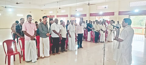  ನಿವೃತ್ತ ಅಧಿಕಾರಿ ಗುರುಪುರದ ಹರಿ ಮಲ್ಲಿ ದೋಣಿಂಜೆಗುತ್ತು ಅವರಿಗೆ ಭಾನುವಾರ ಗುರುಪುರದಲ್ಲಿ ಶ್ರದ್ಧಾಂಜಲಿ ಸಭೆ ಜರುಗಿತು.  ದೋಣಿಂಜೆಗುತ್ತಿನ ಪ್ರಧಾನ ಗಡಿಕಾರ ಪ್ರಮೋದ್ ಕುಮಾರ್ ರೈ, ದೋಣಿಂಜೆಗುತ್ತು ರವಿ ಶೆಟ್ಟಿ ಮೊದಲಾದವರಿದ್ದರು.