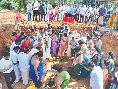  ಸುರತ್ಕಲ್‌ಗೆ ಹತ್ತಿರದ ಮಧ್ಯ ಕುಲ್ಲಂಗಾಲು ಶ್ರೀ ಚಾಮುಂಡೇಶ್ವರಿ ದೇವಸ್ಥಾನದಲ್ಲಿ ಮುಷ್ಟಿ ಕಾಣಿಕೆ, ಶಿಲಾನ್ಯಾಸ ಕಾರ್ಯಕ್ರಮ ನಡೆಯಿತು. ಕಟೀಲು ಶ್ರೀ ದುರ್ಗಾಪರಮೇಶ್ವರಿ ದೇವಸ್ಥಾನ ಆನುವಂಶಿಕ ಅರ್ಚಕ ಅನಂತ ಪದ್ಮನಾಭ ಆಸ್ರಣ್ಣ, ಮೂಲ್ಕಿ ಸೀಮೆಯ ದುಗ್ಗಣ್ಣ ಸಾವಂತರು ಮೊದಲಾದವರಿದ್ದರು.  
