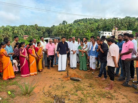  ಕೆತ್ತಿಕಲ್‌ನಲ್ಲಿ ಅಂಗನವಾಡಿ ಕಟ್ಟಡ ಕಾಮಗಾರಿಗೆ ಶಾಸಕ ಡಾ.ಭರತ್ ಶೆಟ್ಟಿ ಭೂಮಿಪೂಜೆ ನೆರವೇರಿಸಿದರು. ಮಾಜಿ ಕಾರ್ಪೊರೇಟರ್ ಹೇಮಲತಾ ಸಾಲ್ಯಾನ್, ಉದ್ಯಮಿ ರಘು ಸಾಲ್ಯಾನ್, ಲಿಂಗಪ್ಪ ಸಾಲ್ಯಾನ್, ಬಾಬು ಸಾಲ್ಯಾನ್, ಶೇಖರ ಟೈಲರ್ ಇದ್ದರು.   