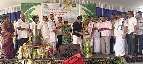  ವಾಮಂಜೂರು ಶ್ರೀ ಅಮೃತೇಶ್ವರ ದೇವಸ್ಥಾನದ ಎದುರು ‘ಕಿಸಾನ್ ಗೋಷ್ಠಿ’ ಮತ್ತು ‘ಕೆಸರ್‌ಡೊಂಜಿ ದಿನ’ದ ಸಭಾ ಕಾರ್ಯಕ್ರಮವನ್ನು ಗಣ್ಯರು ಉದ್ಘಾಟಿಸಿದರು. ಶಾಸಕ ಡಾ.ಭರತ್ ಶೆಟ್ಟಿ, ಶ್ರೀ ಅಮೃತೇಶ್ವರ ದೇವಸ್ಥಾನದ ಪ್ರಧಾನ ಅರ್ಚಕ ಬಾಲಕೃಷ್ಣ ಭಟ್ ಮಂಗಳೂರು ಕೃಷಿ ಇಲಾಖೆಯ ಸಹಾಯಕ ನಿರ್ದೇಶಕಿ ವೀಣಾ ಕೆ. ಆರ್. ಮೊದಲಾದವರಿದ್ದರು.