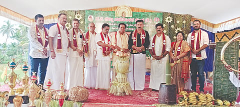  ಗುರುಪುರ ಕುಕ್ಕುದಕಟ್ಟೆಯ ಮೂಳೂರು ಶ್ರೀ ವೈದ್ಯನಾಥ ದೈವಸ್ಥಾನದ ಎದುರಿನ ಗದ್ದೆಯಲ್ಲಿ ಆಯೋಜಿಸಲಾದ ‘ಕೆಸರ‌್ದ ಕಂಡೊಡೊಂಜಿ ದಿನ ಕಾರ್ಯಕ್ರಮದಲ್ಲಿ ದೋಣಿಂಜೆಗುತ್ತಿನ ಪ್ರಧಾನ ಗಡಿಕಾರ ಪ್ರಮೋದ್ ಕುಮಾರ್ ರೈ ಮಾತನಾಡಿದರು. ಸಂಘದ ಅಧ್ಯಕ್ಷ ಮೋಹನ ಅಳಪೆ, ಮೂಳೂರು ಮುಂಡಿತ್ತಾಯ ದೈವದ ದರ್ಶನ ಪಾತ್ರಿ ತಿಮ್ಮ ಯಾನೆ ಚಂದ್ರಹಾಸ ಪೂಜಾರಿ ಕೌಡೂರು ಇದ್ದರು.
