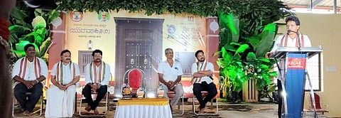  ಬಾನುವಾರ ಕಡೆಗುಂಡ್ಯ ಶ್ರೀ ಮಹಾಲಿಂಗೇಶ್ವರ ದೇವಸ್ಥಾನದ ಸಭಾಂಗಣದಲ್ಲಿ ಕೃಷ್ಣ ವೇಷ ಸ್ಪರ್ಧೆಯಲ್ಲಿ ಶಾಸಕ ಡಾ.ಭರತ್ ಶೆಟ್ಟಿ ಮಾತನಾಡಿದರು. ದೇವಸ್ಥಾನ ಟ್ರಸ್ಟಿ ಭವಾನಂದ ಶೆಟ್ಟಿ, ನಿವೃತ್ತ ಆರೋಗ್ಯ ಸಿಬ್ಬಂದಿ ಚಂದ್ರಶೇಖರ, ಇರುವೈಲು ನಾರಾಯಣಗುರು ಸೇವಾ ಸಂಘ ಅಧ್ಯಕ್ಷ ಕುಮಾರ ಪೂಜಾರಿ ಮೊದಲಾದವರಿದ್ದರು.  