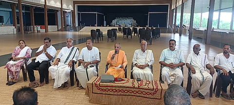  ಇಸ್ಕಾನ್ ಶ್ರೀಕೃಷ್ಣ ಜನ್ಮಾಷ್ಟಮಿ ಪೂರ್ವಭಾವಿ ಸಭೆಯಲ್ಲಿ ಶ್ರೀ ಕೃಷ್ಣ ಬಲರಾಮ ಮಂದಿರದ ಉಪಾಧ್ಯಕ್ಷ ಸನಂದನದಾಸ ಪ್ರಭು ಮಾತನಾಡಿದರು.  ನಕುಲದಾಸ ಕೃಷ್ಣದಾಸ, ಮಂಜುನಾಥ ಭಂಡಾರಿ ಶೆಡ್ಡೆ ಮತ್ತಿತರರಿದ್ದರು. 