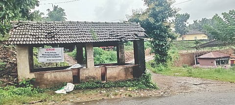  ಶಿಥಿಲಾವಸ್ಥೆಯಲ್ಲಿರುವ ಮುತ್ತೂರು ಗ್ರಾಪಂ ವ್ಯಾಪ್ತಿಯ ಮುತ್ತೂರು ಅಂಬೇಡ್ಕರ್ ನಗರದಲ್ಲಿರುವ ಬಸ್ ತಂಗುದಾಣ.