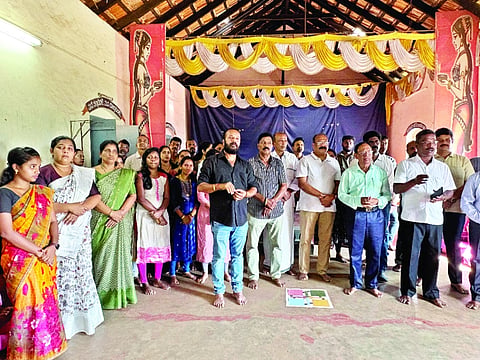  ಮಾಜಿ ಕಾರ್ಪೊರೇಟರ್ ಹೇಮಲತಾ, ಮುಖ್ಯಶಿಕ್ಷಕಿ ವಿದ್ಯಾ, ಪ್ರತೋಷ್ ಮಲ್ಲಿ, ಓಂ ಪ್ರಕಾಶ್ ಶೆಟ್ಟಿ ಇತರರಿದ್ದರು.