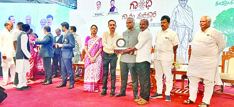 ನೀರುಮಾರ್ಗ ಗ್ರಾಮ ಪಂಚಾಯಿತಿಗೆ ಬೆಂಗಳೂರಿನಲ್ಲಿ ಸೋಮವಾರ ‘ಗಾಂಧಿ ಗ್ರಾಮ ಪುರಸ್ಕಾರ’ ಪ್ರಶಸ್ತಿ ಪ್ರದಾನಿಸಲಾಯಿತು.