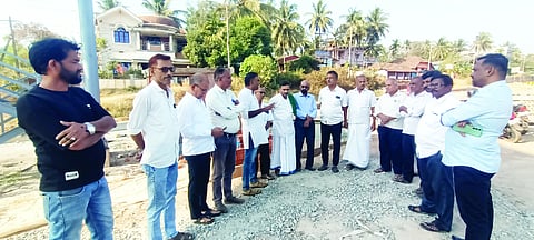 ಟೋಲ್ ಗೇಟ್ ವಿರೋಧಿ ಹೋರಾಟ ಸಮಿತಿ ಹಾಗೂ ಸ್ಥಳೀಯ ಸಮಾನ ಮನಸ್ಕರ ಒಕ್ಕೂಟ ಶುಕ್ರವಾರ ಸೂರಲ್ಪಾಡಿ ಹೆದ್ದಾರಿಯಲ್ಲಿ ಸಭೆ ನಡೆಸಿ ಅಭಿಪ್ರಾಯ ಸಂಗ್ರಹಿಸಿತು. ಪ್ರಮುಖರಾದ ಮುನೀರ್ ಕಾಟಿಪಳ್ಳ, ಹರಿಪ್ರಸಾದ್, ನೋಣಯ್ಯ ಮೊದಲಾದವರಿದ್ದರು. 