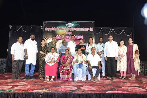 ರೆಸಿಡೆಂಟ್ಸ್ ವಲ್ಫೇರ್ ಅಸೋಶಿಯೇಷನ್ ವತಿಯಿಂದ ಕಬಡ್ಡಿ ಕ್ರೀಡಾಪಟು ಧನಲಕ್ಷ್ಮೀಗೆ ಸನ್ಮಾನಿಸಲಾಯಿತು.  ರಮೇಶ್ ಶೆಟ್ಟಿ,  ತಾರನಾಥ ಸಾಲ್ಯಾನ್, ಚಂದ್ರಶೇಖರ ಶೆಟ್ಟಿ ಇತರರಿದ್ದರು.  
