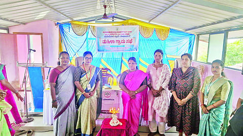 ಪಡುಪೆರಾರ ಗ್ರಾಮ ಪಂಚಾಯಿತಿಯಲ್ಲಿ ಶುಕ್ರವಾರ ಪಂಚಾಯಿತಿ ಅಧ್ಯಕ್ಷೆ ಮೀನಾಕ್ಷಿ ಗೌಡ ಅವರ ಅಧ್ಯಕ್ಷತೆಯಲ್ಲಿ ಮಹಿಳಾ ಗ್ರಾಮಸಭೆ ನಡೆಯಿತು.  