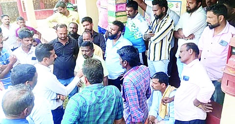 ಕುಪ್ಪೆಪದವು ವಿಎ ಕಚೇರಿ ಎದುರು ಗ್ರಾಮಸ್ಥರಿಂದ ಪ್ರತಿಭಟನೆ ನಡೆಯಿತು.