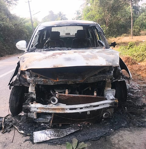  ತಾಂತ್ರಿಕ ದೋಷದಿಂದ ಸುಟ್ಟು ಕರಕಲಾದ ಕಾರು.