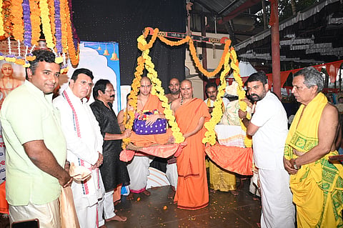 ವಜ್ರದೇಹಿ ಮಠದ ಭಕ್ತರಿಂದ ಪಾದಪೂಜೆ ನೆರವೇರಿಸಿಕೊಂಡ ಶಿರೂರು ಶ್ರೀಗಳಿಗೆ ಶ್ರೀ ವಜ್ರದೇಹಿ ಮಠದ ವತಿಯಿಂದ ತುಲಾಭಾರ ಸೇವೆ ನಡೆಯಿತು.